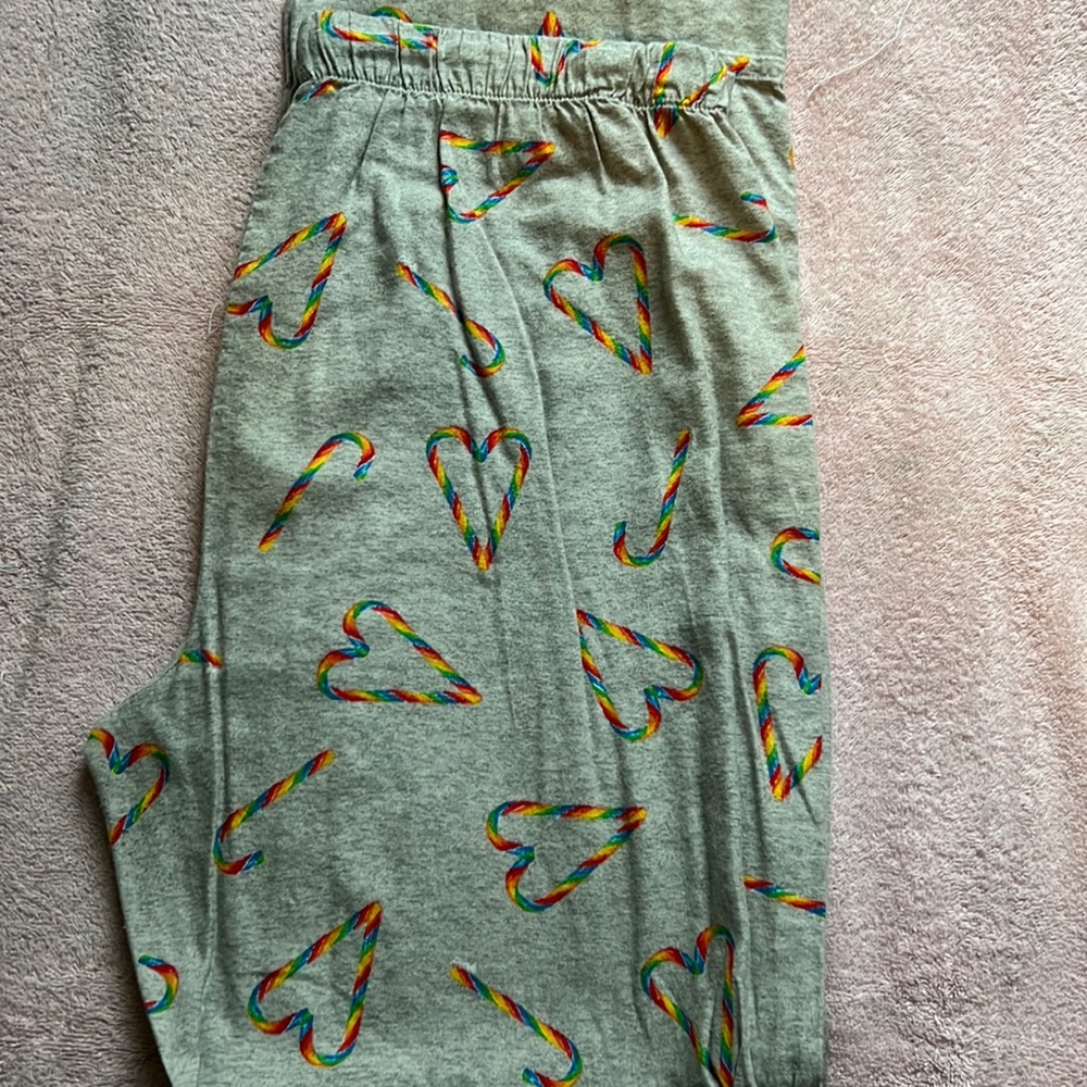Pajamas from Victoria secret been used less than 4 times.